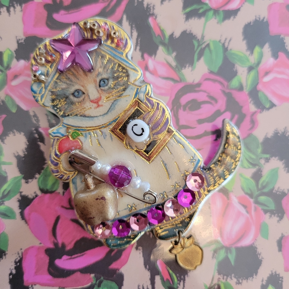 Handcrafted Cute Cat Pin Brooch ~ Embellished ~ Teacher ~ Kitten ~ Apple - Picture 8 of 16